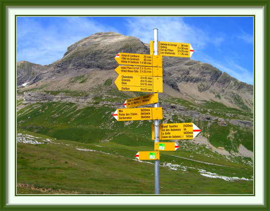 Standard Wanderweg signpost