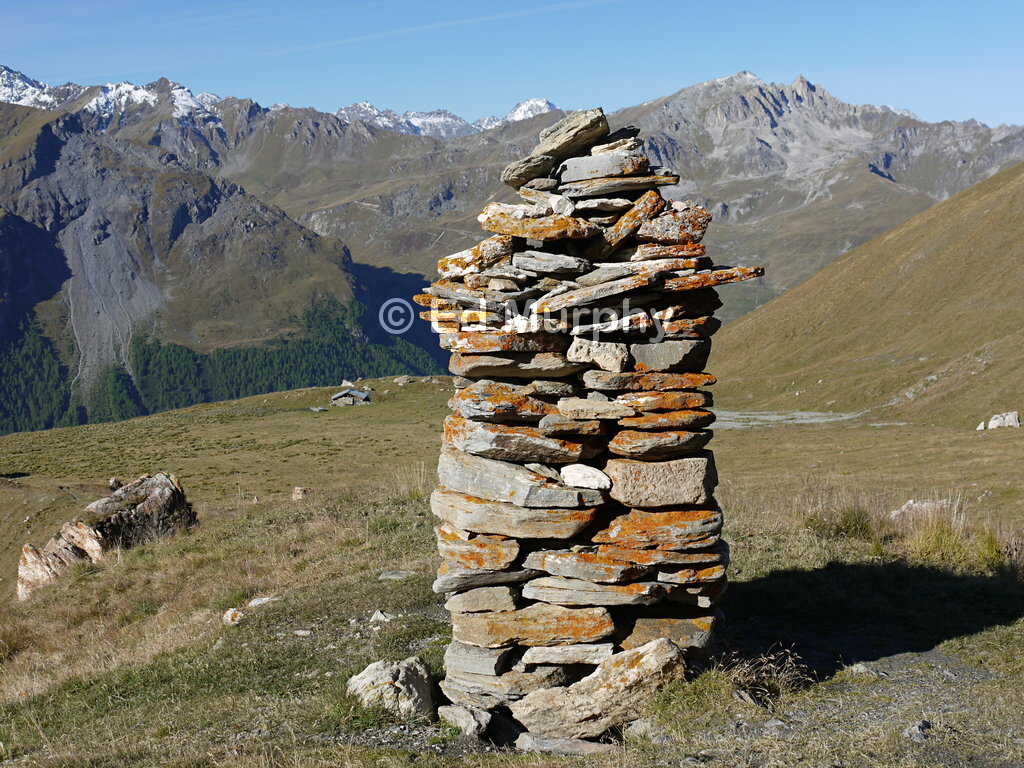 A sturdy cairn at Béplan on the way to the Col de Torrent