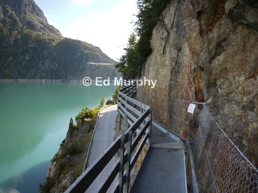 Protected path section along the Emosson Reservoir