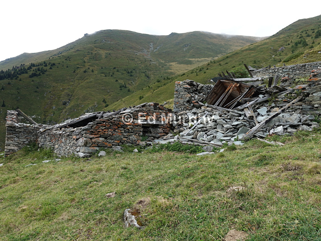 Ruined chalet at Erra d'en Bas below the Col de Mille