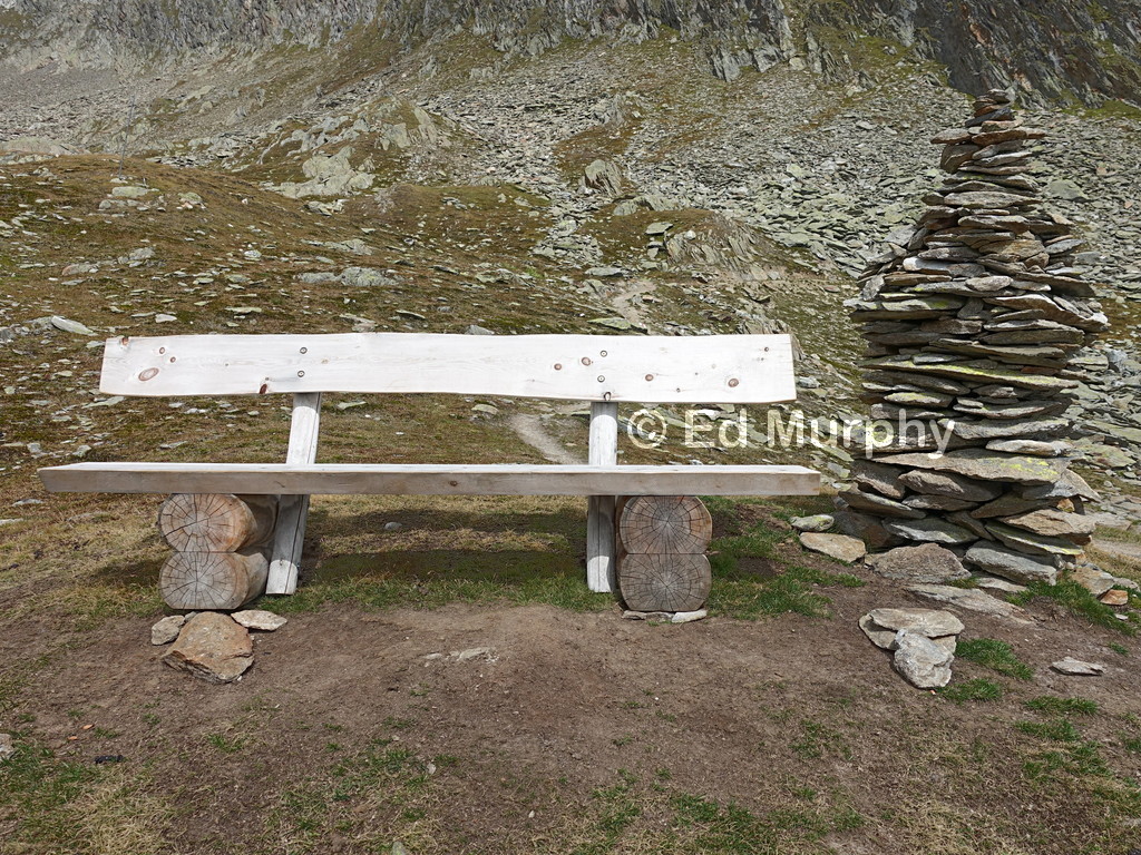 A seat for the cairn fairy above Hohbiel
