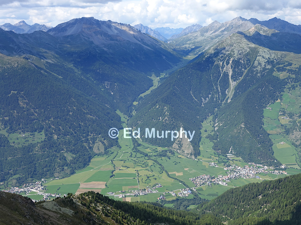 The Swiss/Italian border, with Müstair (CH) extreme left and Tafers (I) on the right