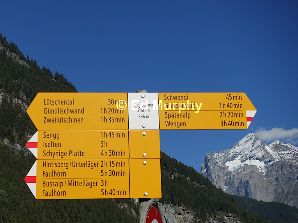 Burglauenen Wanderweg signpost with the Wetterhorn as backdrop
